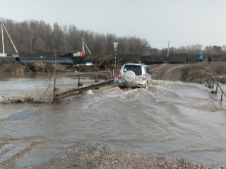 В районе Уфы затопило талыми водами мостик