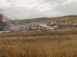 В районе Башкирии около поселка возник крупный пожар