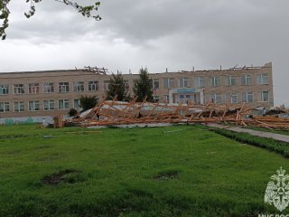 В Башкирии сильным ветром снесло крышу школы