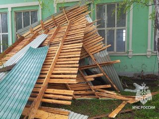 В Башкирии сильный ветер снес крышу школы