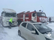 На дороге в Башкирии столкнулись 14 автомобилей, три человека пострадали